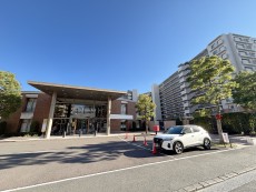 爽やかな青空の下に贅沢なほどに降り注ぐ陽光、豊かな居住性と、クオリティが見事に調和した住空間は、住まうことの喜びを感じさせてくれ