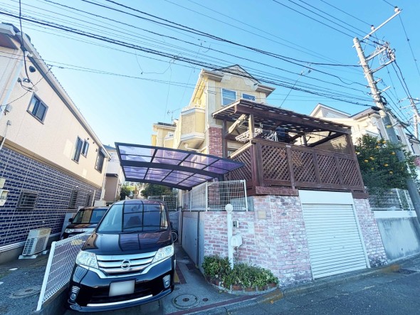 屋根付きで雨の日も濡れずに乗り降りできます。