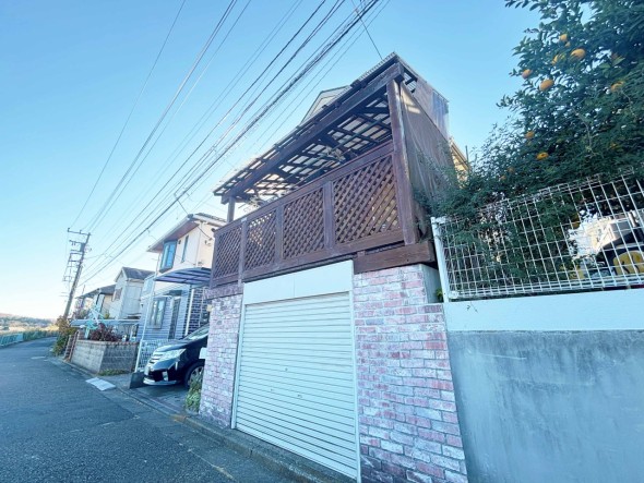 雨風を防ぎ、防犯面でも安心のガレージ。