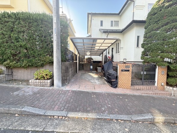 爽やかな青空の下に贅沢なほどに降り注ぐ陽光、豊かな居住性と、クオリティが見事に調和した住空間は、住まうことの喜びを感じさせてくれ