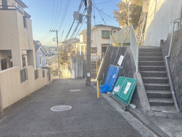 整備された前面道路です。