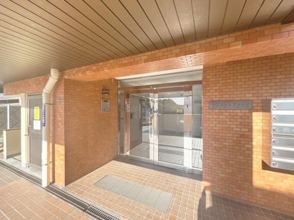 お客様をお迎えする玄関は落ち着いた雰囲気。帰り着くたびに洗練されたテイストの空間に迎えられ誇りと喜びを感じる玄関まわりです。