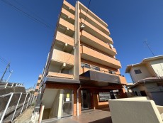 爽やかな青空の下に贅沢なほどに降り注ぐ陽光、豊かな居住性と、クオリティが見事に調和した住空間は、住まうことの喜びを感じさせてくれ