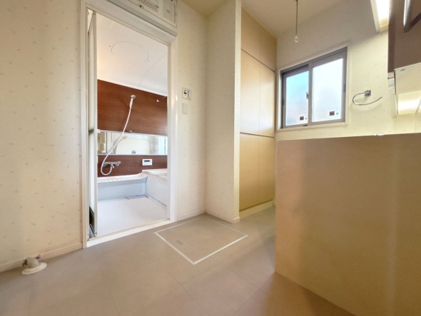 脱衣スペースを含む空間はゆとりの広さ。