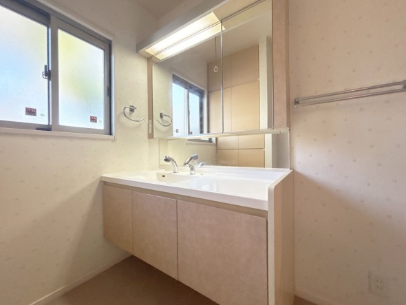 十分な大きさの洗面台は、身だしなみチェックや歯磨きなど、朝の慌ただしい時間でも余裕とゆとりを感じて頂けます。