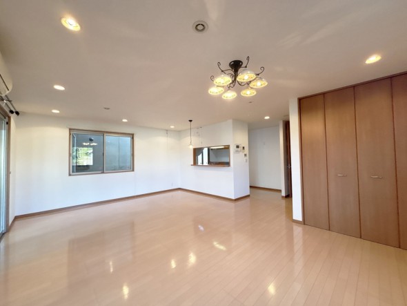 家族と過ごすひと時を優しく包み込むリビングダイニング。