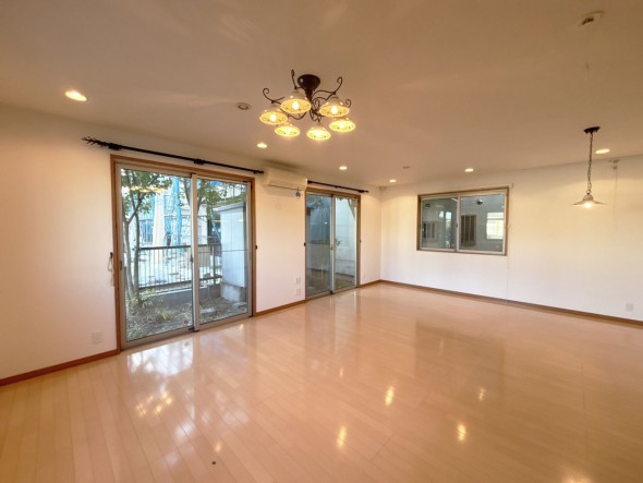 みんなが集い、食事と楽しい会話が始まるダイニング。