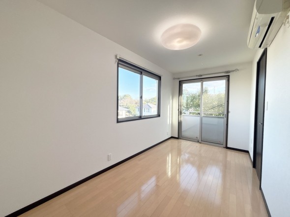 明るくあたたかな居室では、朝の目覚めも気持ちよく起きられます。