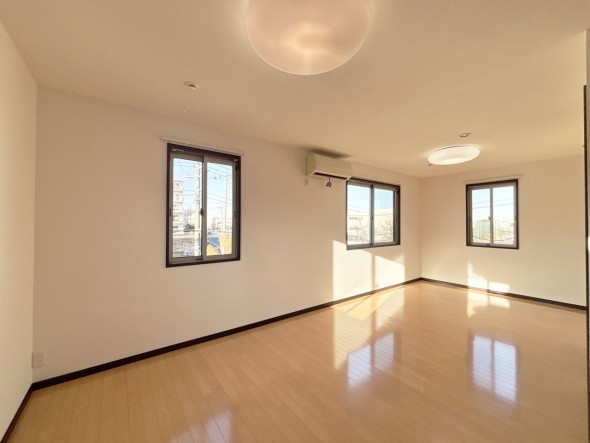 フローリングの部屋は清潔感があり、日々のお掃除も楽で助かります。