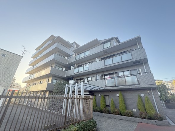 爽やかな青空の下に贅沢なほどに降り注ぐ陽光、豊かな居住性と、クオリティが見事に調和した住空間は、住まうことの喜びを感じさせてくれ