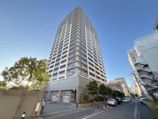 爽やかな青空の下に贅沢なほどに降り注ぐ陽光、豊かな居住性と、クオリティが見事に調和した住空間は、住まうことの喜びを感じさせてくれ