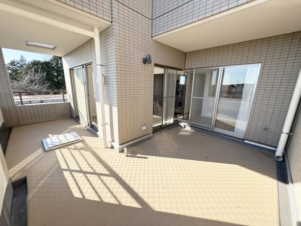 日差しの差し込む広々としたバルコニー。