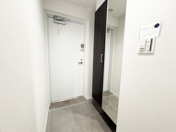 収納豊富な玄関。姿見があるので出かける前の身だしなみチェックができます。