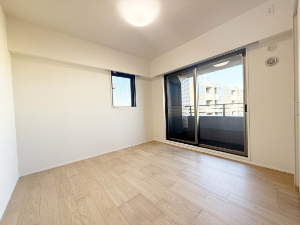 洋室6.3帖。フローリングの部屋は清潔感があり、日々のお掃除も楽で助かります。