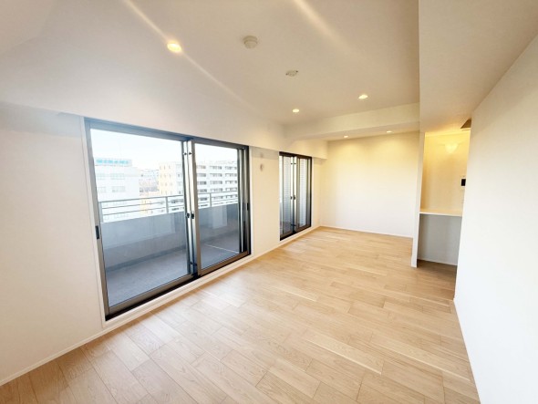 LDK16帖。のびのびとくつろげるリビングは、家族のコミュニケーションの場として、みんなが集まる一番の場所に。