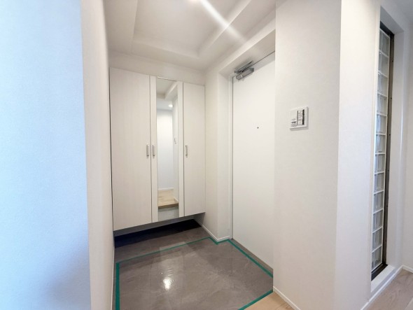 収納豊富な玄関。