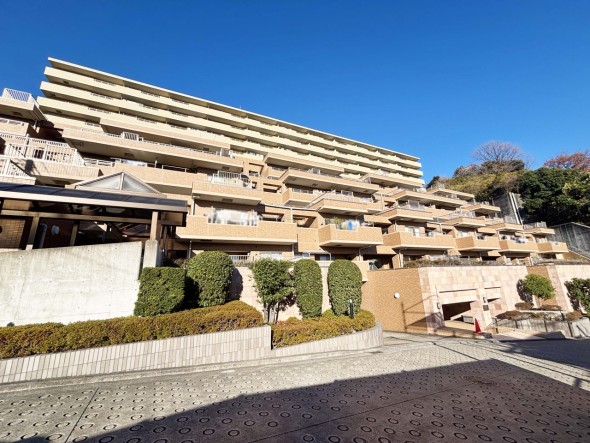 爽やかな青空の下に贅沢なほどに降り注ぐ陽光、豊かな居住性と、クオリティが見事に調和した住空間は、住まうことの喜びを感じさせてくれ