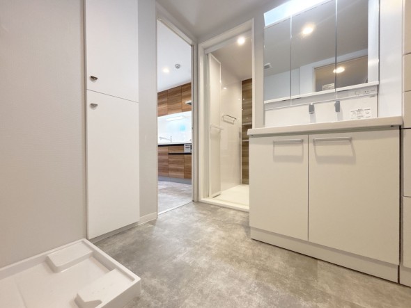 脱衣スペースを含む空間はゆとりの広さ。