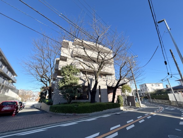 爽やかな青空の下に贅沢なほどに降り注ぐ陽光、豊かな居住性と、クオリティが見事に調和した住空間は、住まうことの喜びを感じさせてくれ
