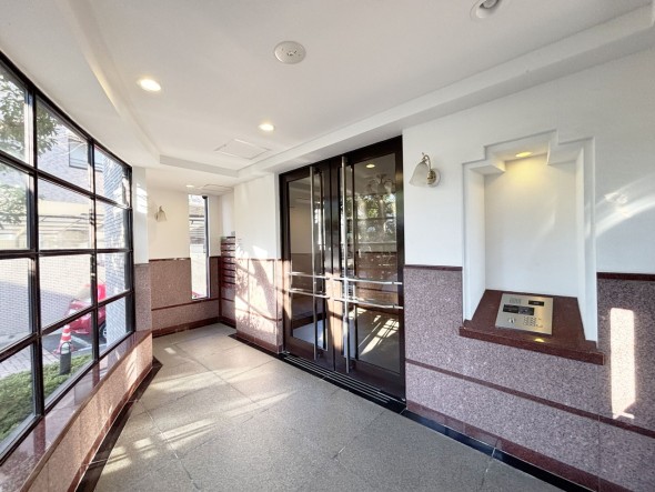 お客様をお迎えする玄関は落ち着いた雰囲気。帰り着くたびに洗練されたテイストの空間に迎えられ誇りと喜びを感じる玄関まわりです。