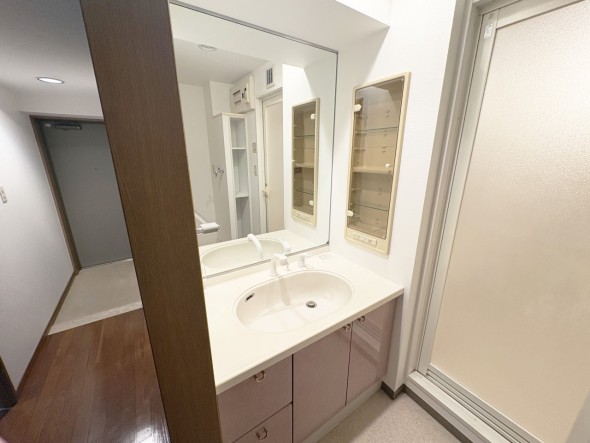 脱衣スペースを含む空間はゆとりの広さ。