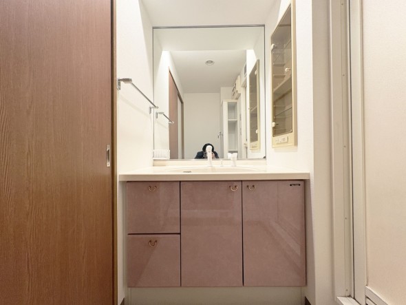 十分な大きさの洗面台は、身だしなみチェックや歯磨きなど、朝の慌ただしい時間でも余裕とゆとりを感じて頂けます。