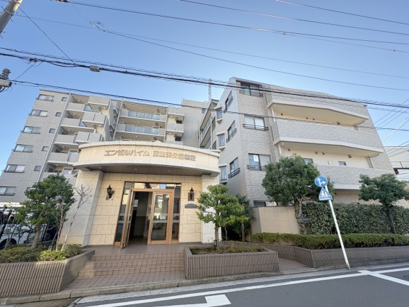 爽やかな青空の下に贅沢なほどに降り注ぐ陽光、豊かな居住性と、クオリティが見事に調和した住空間は、住まうことの喜びを感じさせてくれ