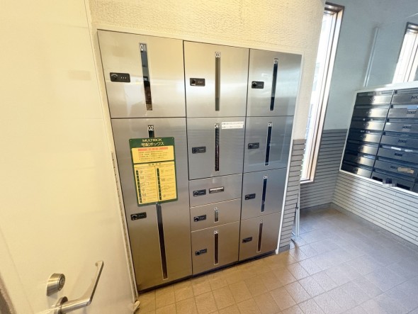 宅配ボックスがあるためご不在時であってもお帰りの際に大きな荷物をお受け取りいただけます。