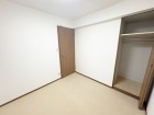 一日の疲れをいやしてくれる主寝室。時を忘れて過ごす場所として過ごせるお部屋です。