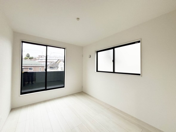 洋室6帖。明るくあたたかな居室では、朝の目覚めも気持ちよく起きられます。