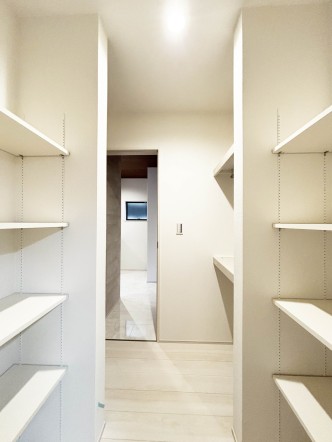 たっぷり入るウォークインクローゼットは奥行きがあるのでたくさん収納できます。