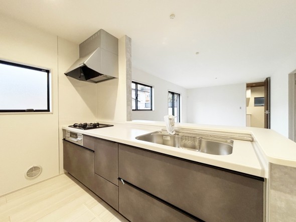 使い勝手の良い設備のキッチンで効率よくお料理もできます。