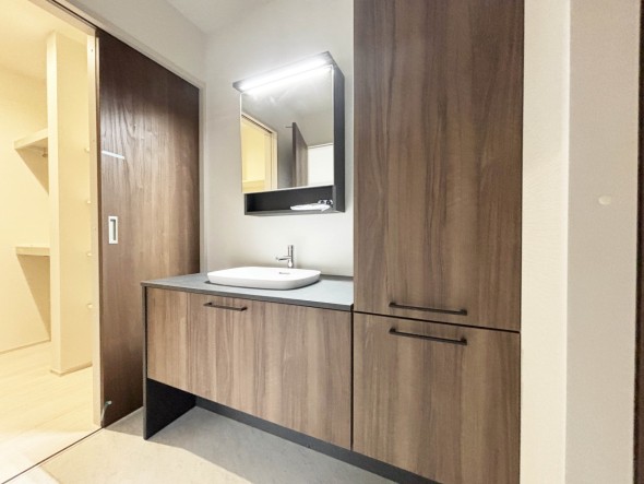 おしゃれな洗面台。4.5リットルの漂白剤もすっぽり入る収納力。