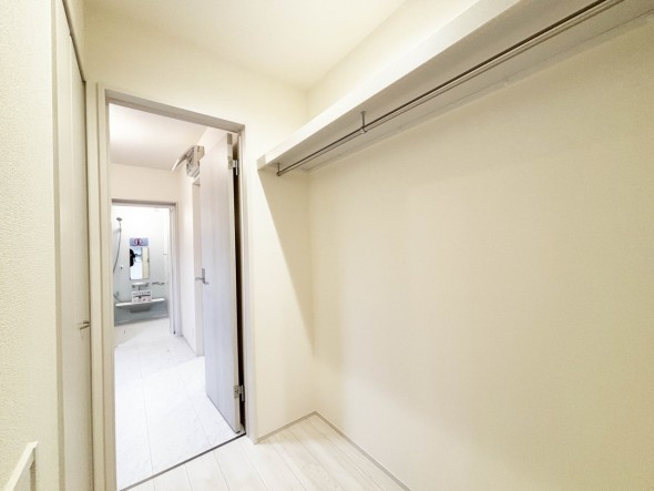 たっぷり入るウォークインクローゼットは奥行きがあるのでたくさん収納できます。