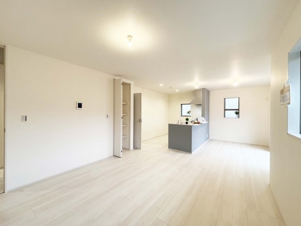 LDK18帖。のびのびとくつろげるリビングは、家族のコミュニケーションの場として、みんなが集まる一番の場所に。