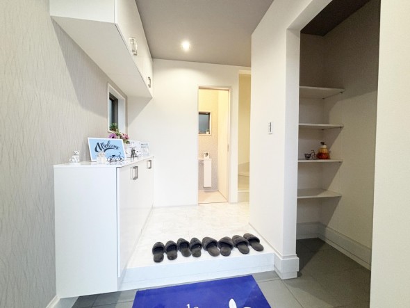 収納豊富なゆとりある玄関スペース。