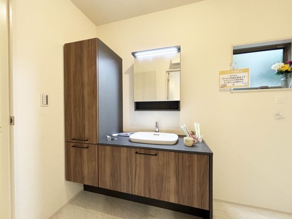 おしゃれな洗面台。4.5リットルの漂白剤もすっぽり入る収納力。