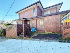 爽やかな青空の下に贅沢なほどに降り注ぐ陽光、豊かな居住性と、クオリティが見事に調和した住空間は、住まうことの喜びを感じさせてくれ