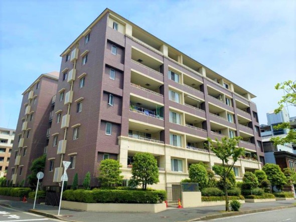 大きな洋館の趣をイメージしたレンガ調タイルを使用。