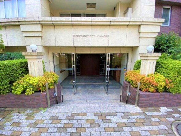 マイカル本牧のメインストリート沿いに面したエントランス。