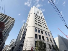 マンション外観。生活利便性に優れた立地環境。