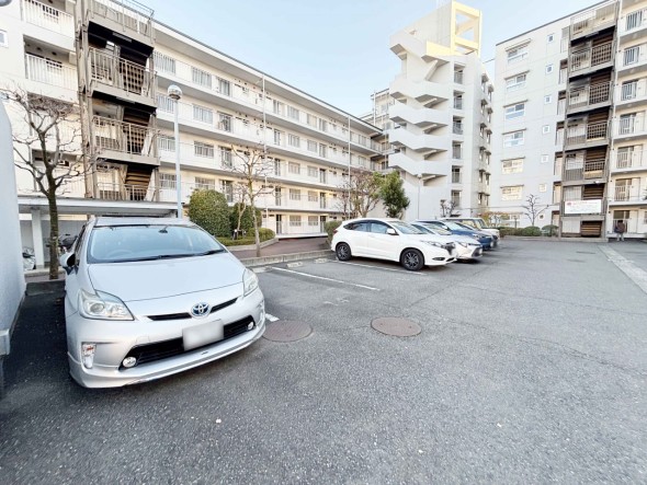 敷地内駐車場がございます。空き状況等に関しましてはお気軽にお問い合わせください。