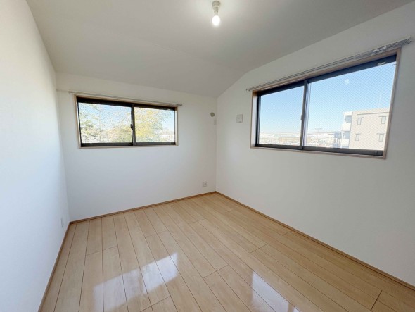 フローリングの部屋は清潔感があり、日々のお掃除も楽で助かりますね!