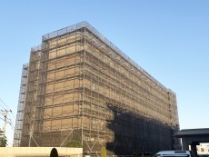 マンション外観。生活利便性に優れた立地環境。