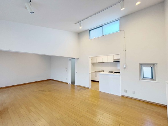 みんなが集い、食事と楽しい会話が始まる。話に夢中になりすぎて、ついつい時を忘れてしまう。そんな束の間の幸せを感じさせてくれる場所