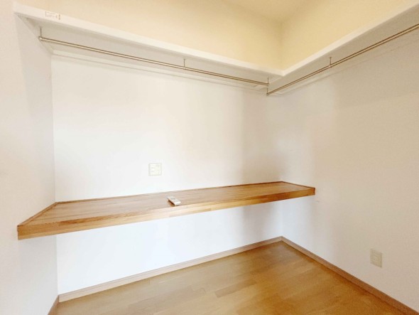 たっぷり入るウォークインクローゼットは奥行きがあるのでたくさん収納できます。
