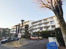 マンション外観。生活利便性に優れた立地環境。