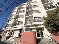 爽やかな青空の下に贅沢なほどに降り注ぐ陽光、豊かな居住性と、クオリティが見事に調和した住空間は、住まうことの喜びを感じさせてくれ