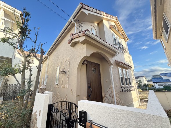 居住者の帰り、訪れる方を優しく迎え、やすらぎに満ちた生活空間を予感させる。健やかな暮らしを楽しめそう。