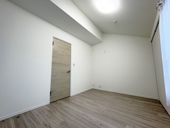 フローリングの部屋は清潔感があり、日々のお掃除も楽で助かりますね！